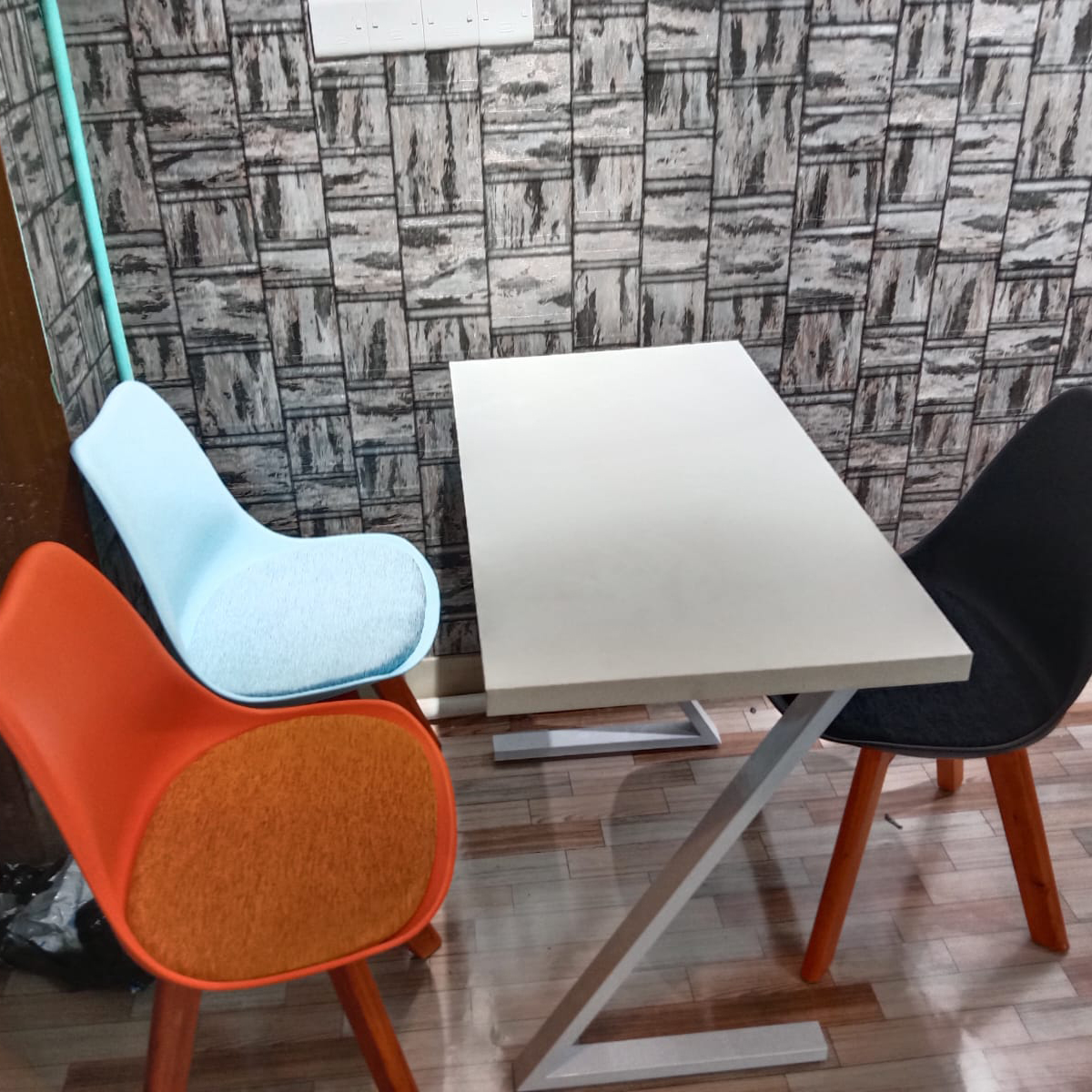 Z Table with Tulip Chair